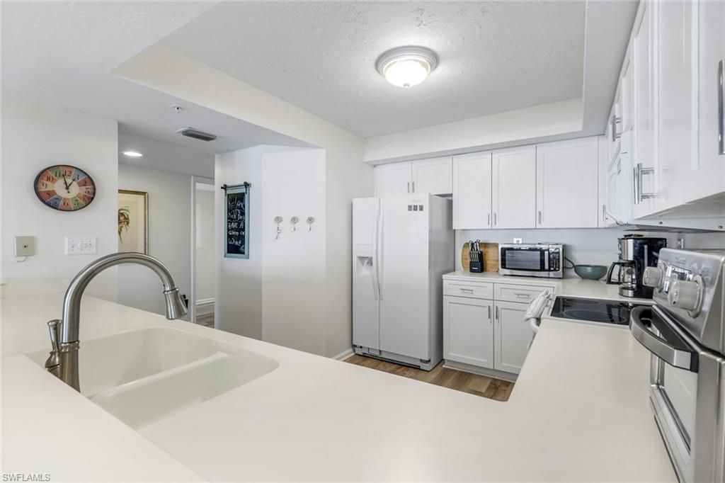 21 Bluebill Ave, Unit B905, Naples, FL 34108 Photo