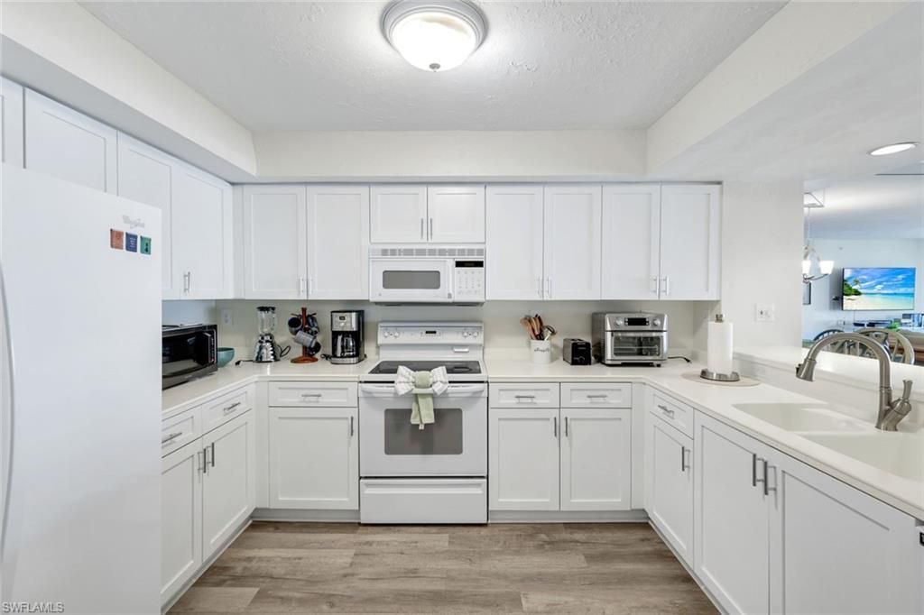 21 Bluebill Ave, Unit B905, Naples, FL 34108 Photo