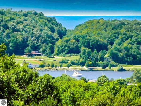 Day Avenue, Frankfort, MI 49635