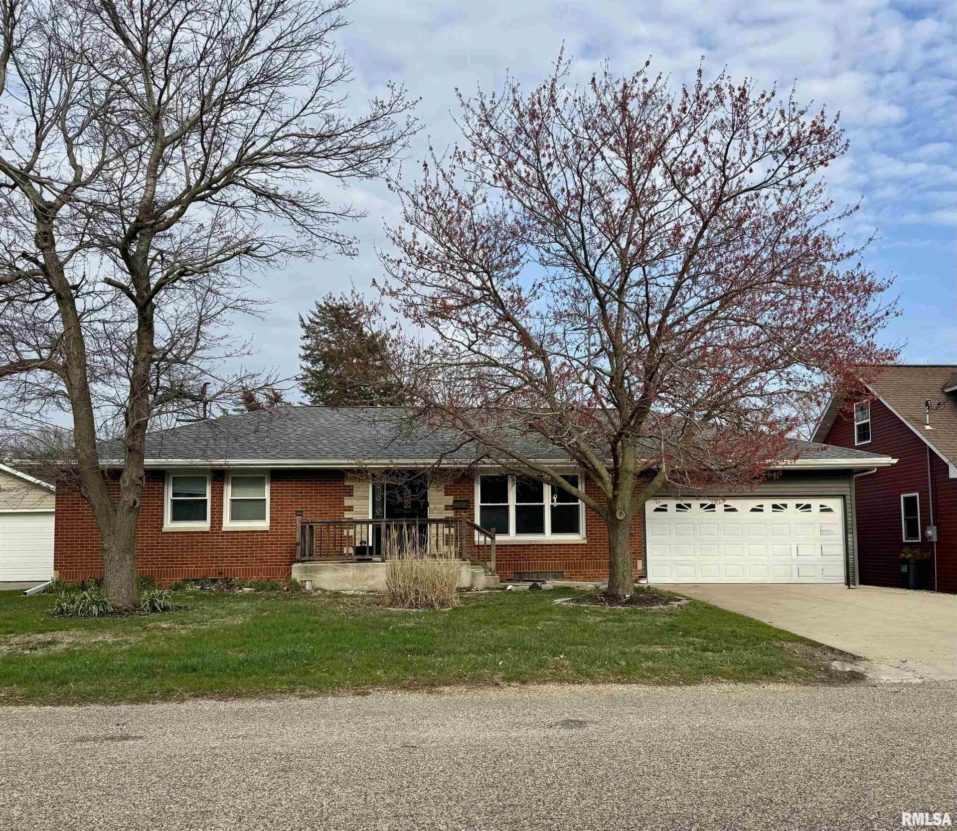 133 S Elmwood Road, Farmington, IL 61531 Main Photo