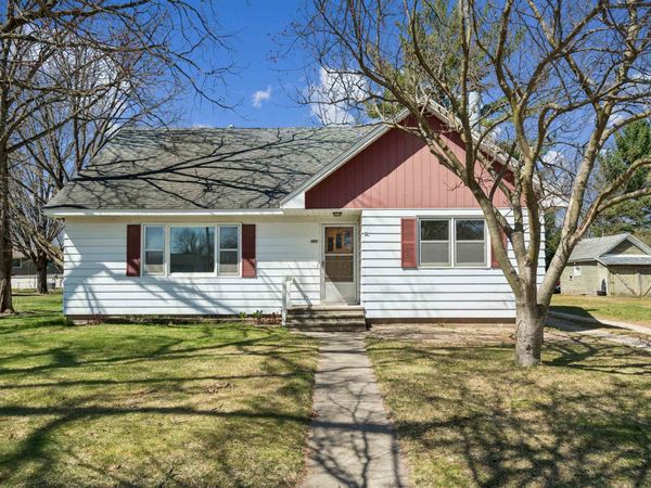 1002 New Street, Manchester, IA 52057