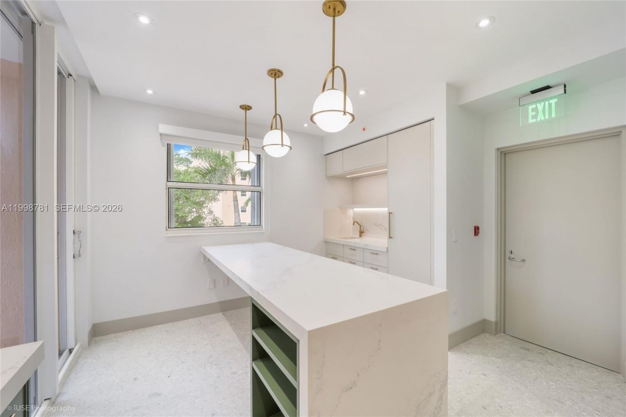 737 Crandon Blvd, Unit 301, Key Biscayne, FL 33149 Photo