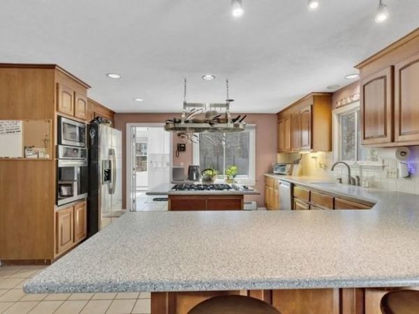 1 Lighthouse Ln, Sandwich, MA 02644