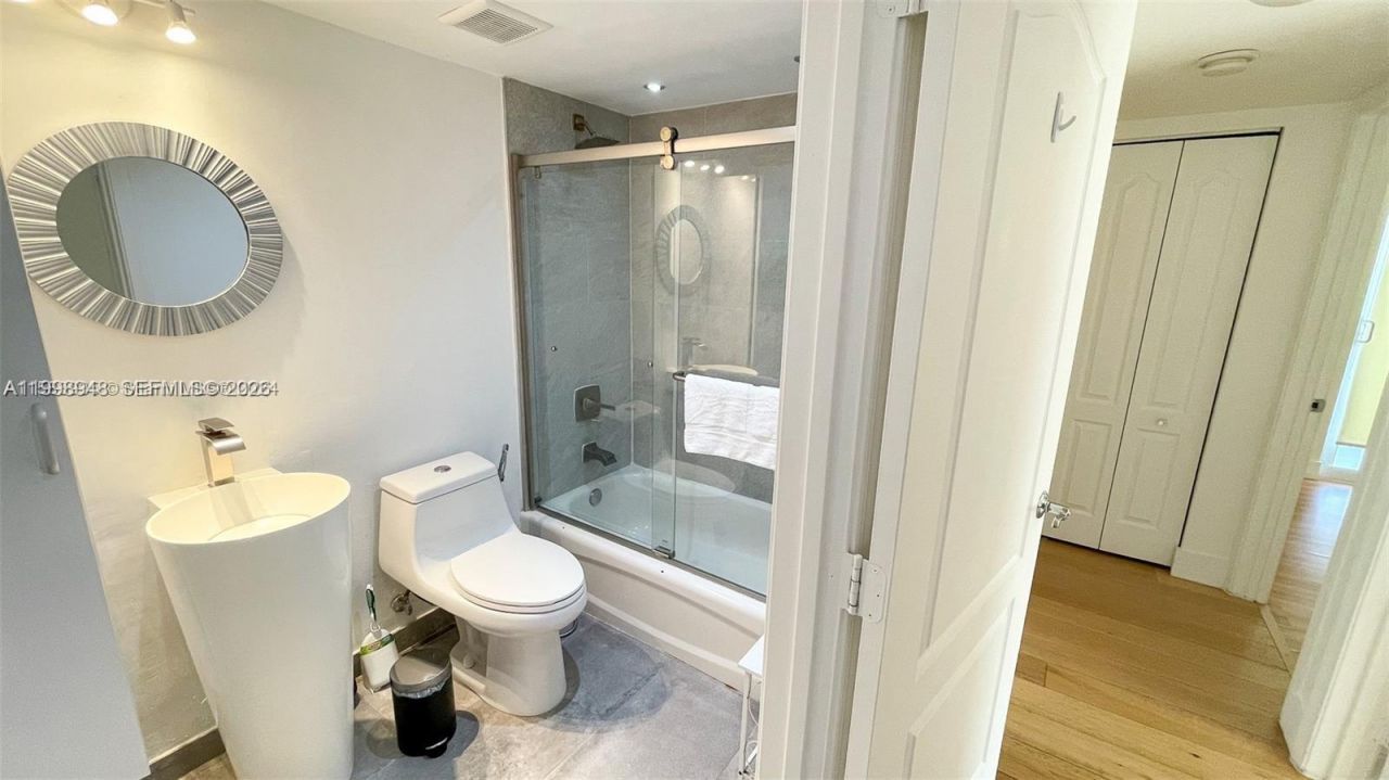 1200 Brickell Bay Dr, Unit 1702, Miami, FL 33131 Photo