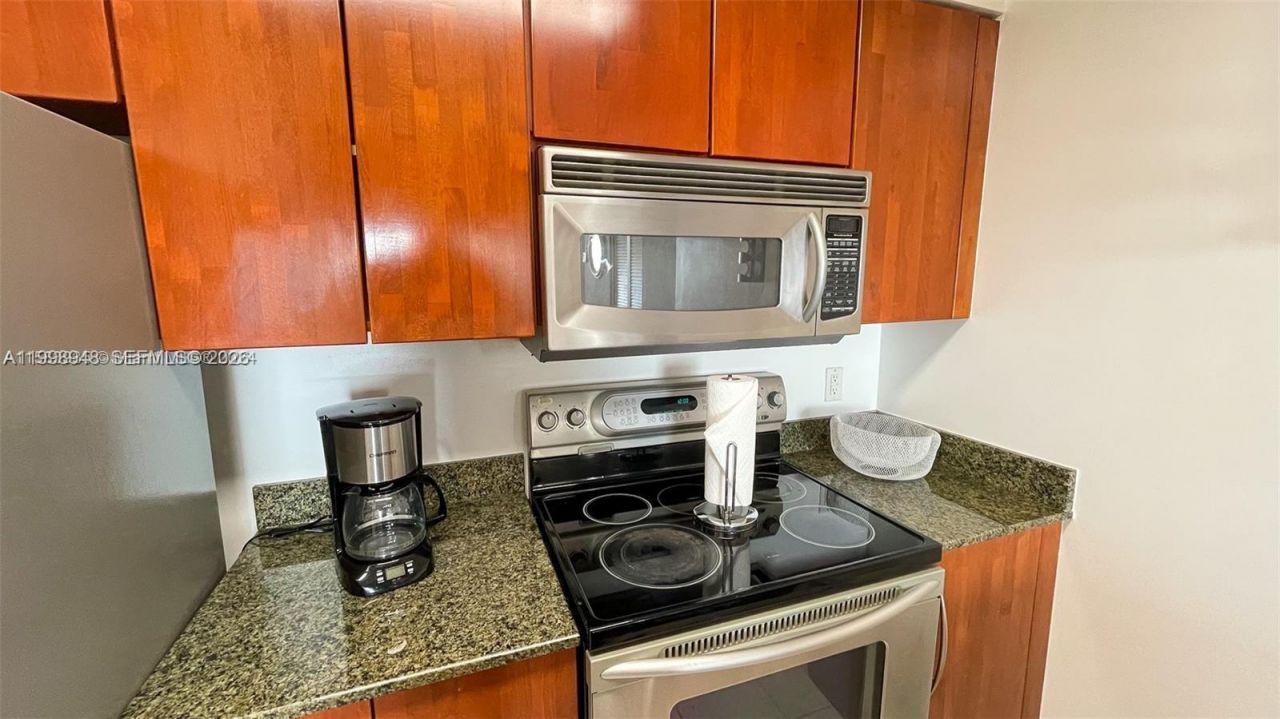 1200 Brickell Bay Dr, Unit 1702, Miami, FL 33131 Photo