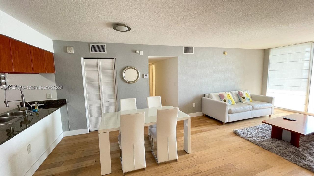 1200 Brickell Bay Dr, Unit 1702, Miami, FL 33131 Photo