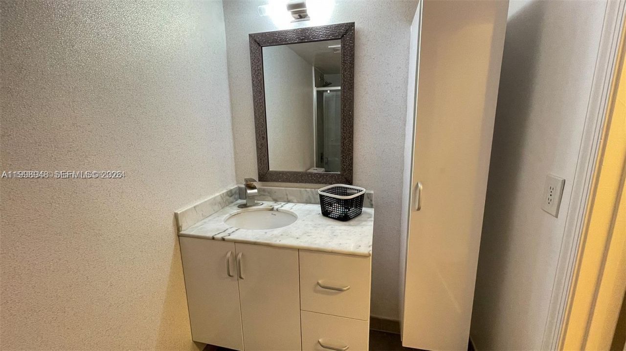 1200 Brickell Bay Dr, Unit 1702, Miami, FL 33131 Photo