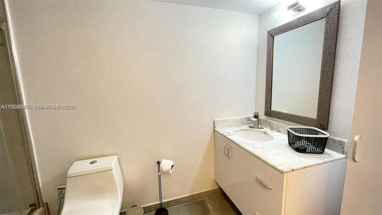 1200 Brickell Bay Dr, Unit 1702, Miami, FL 33131 Photo