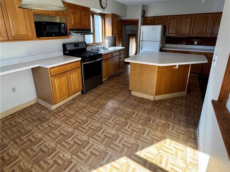 212 E Bridge Street, Berea, OH 44017 Photo 9