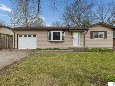 261 E Cherrywood Drive , Lincoln, NE 68510