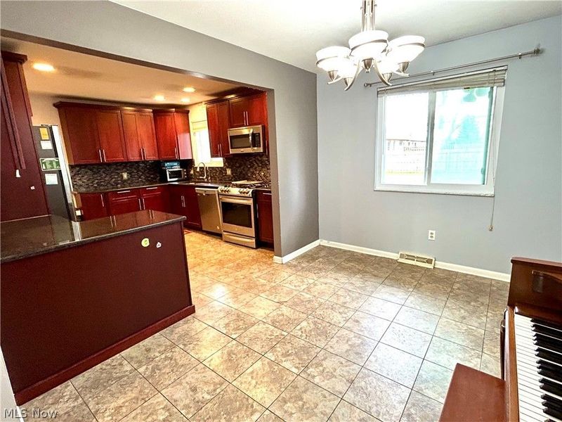 8945 Big Creek Parkway, Strongsville, OH 44149 Photo 4