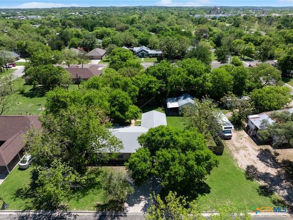 906 E Avenue D , Lampasas, TX 76550