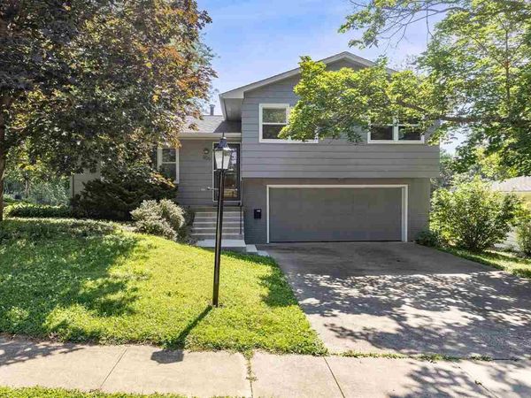 906 Talwrn Ct, Iowa City, IA 52246