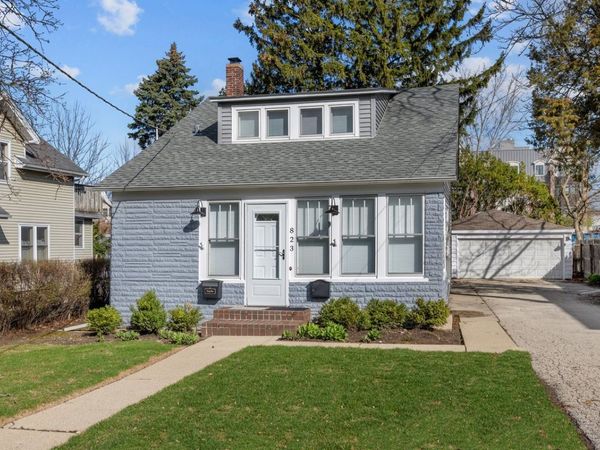 823 Deerfield Road, Highland Park, IL 60035