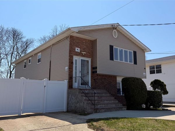 540 Oak Street , Copiague, NY 11726