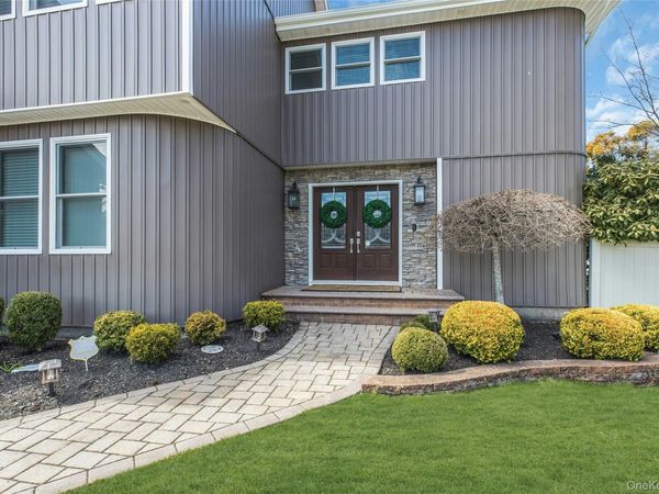 18 Daisy Court , Farmingdale, NY 11735