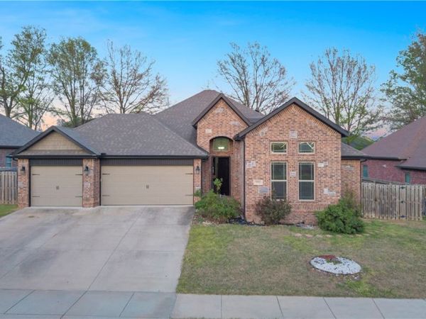 709 SE Eaton Street , Bentonville, AR 72712