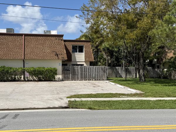 717 W Ocean Avenue, Lantana, FL 33462