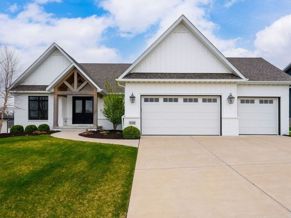 4716 Paddington Circle , Bettendorf, IA 52722