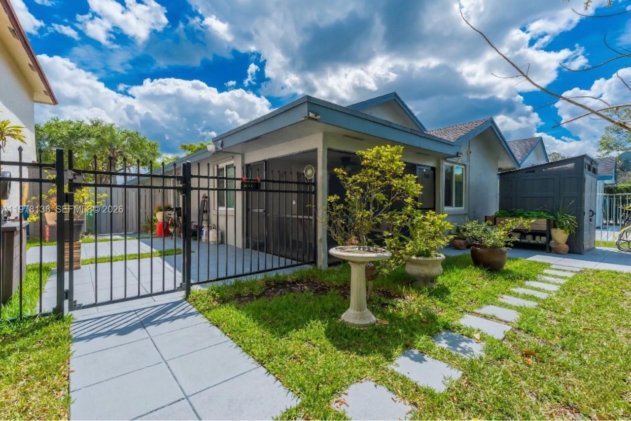 529 Lakeside Cir, Sunrise, FL 33326 Photo