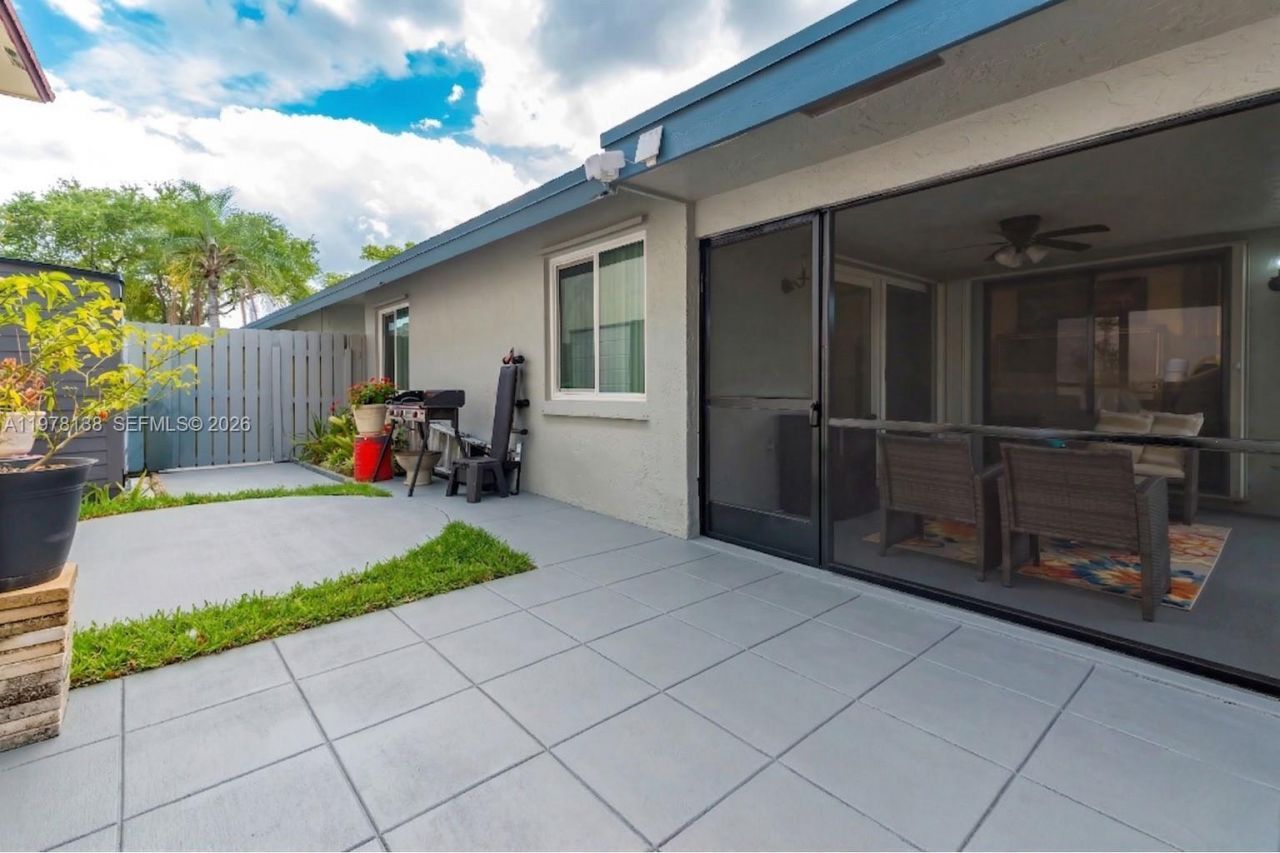 529 Lakeside Cir, Sunrise, FL 33326 Photo