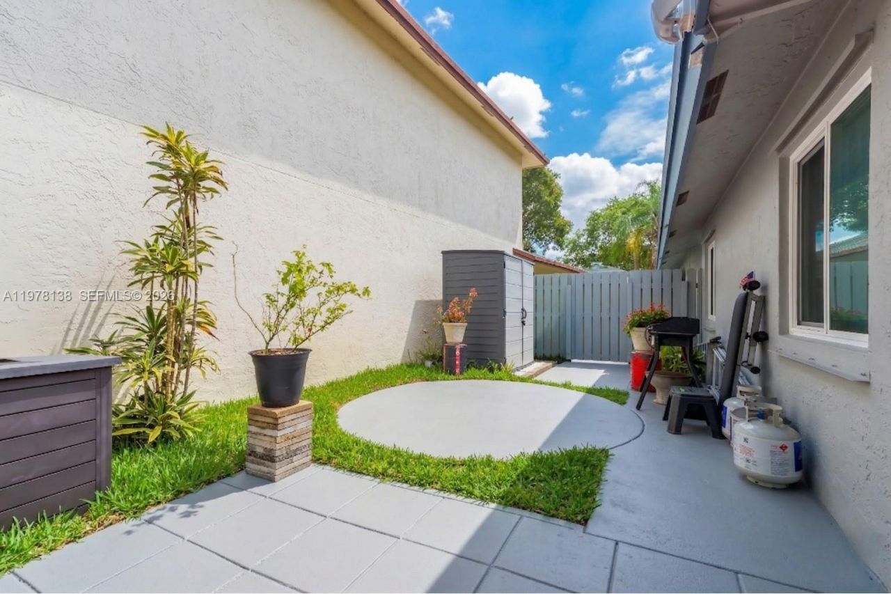 529 Lakeside Cir, Sunrise, FL 33326 Photo