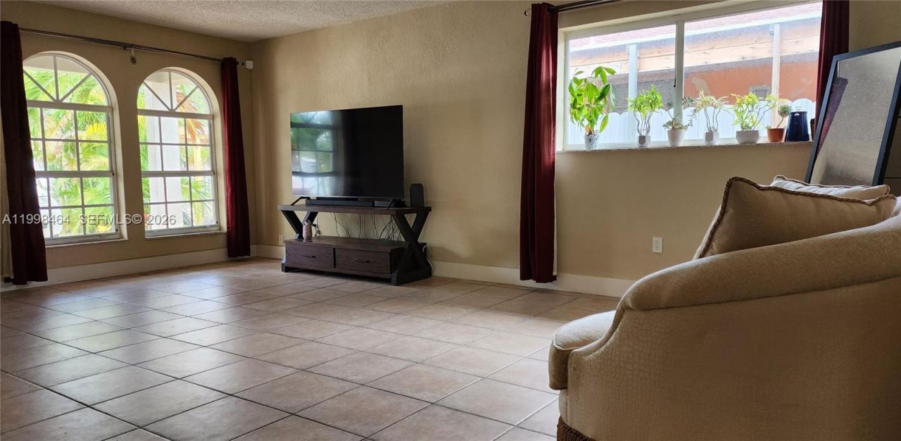 880 E 26th St, Hialeah, FL 33013 Photo