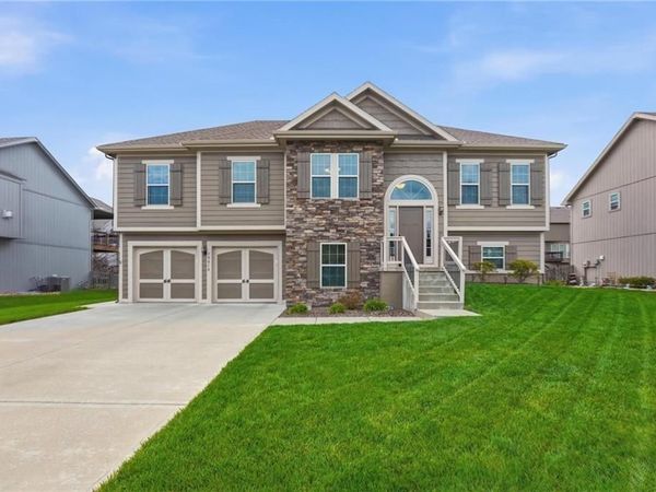 10818 N Oakland Avenue, Kansas City, MO 64157