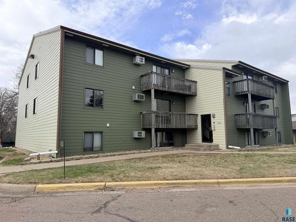 4304 E 26th St, Sioux Falls, SD 57103