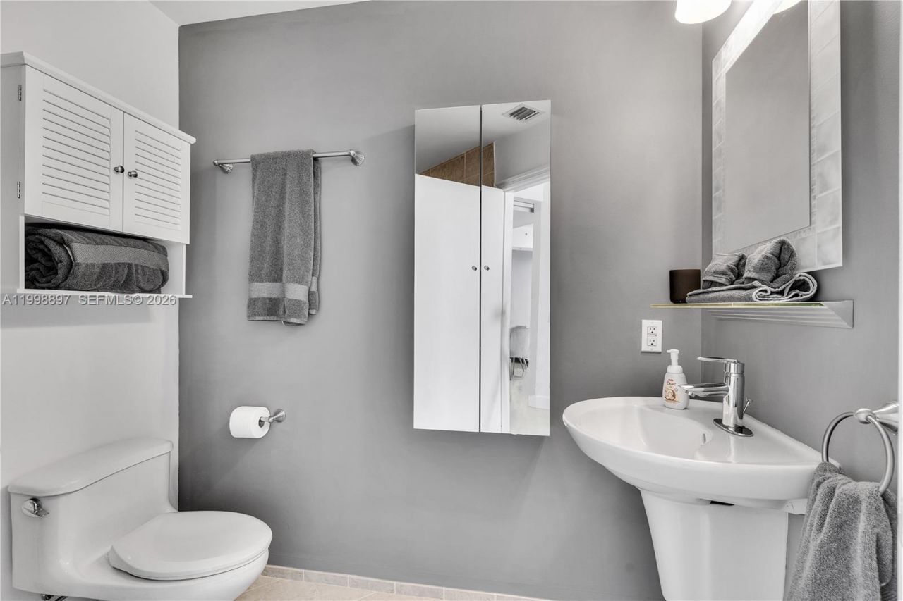 60 SW 13th St, Unit 4818, Miami, FL 33130 Photo