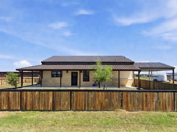 335 Meadow Bend Circle, Stephenville, TX 76401