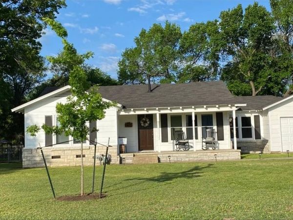 907 N Magnolia Avenue , Hubbard, TX 76648