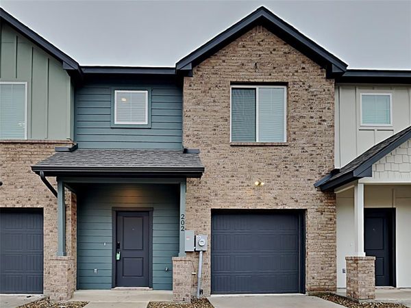 201 Briarwood Lane , Forest Hill, TX 76140