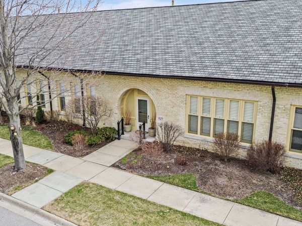829 Stables Court W, Highwood, IL 60040