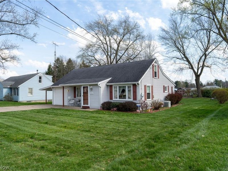 404 Heatherwood Street SW, North Canton, OH 44720 Photo 2