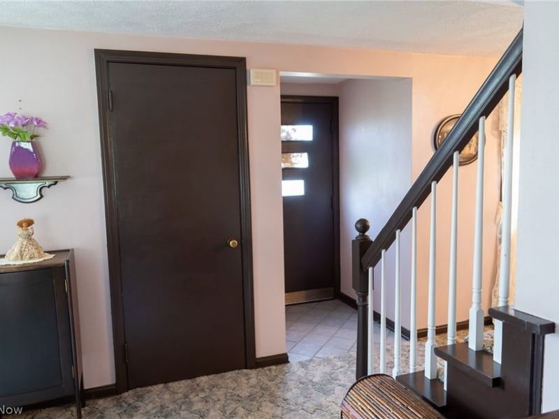 404 Heatherwood Street SW, North Canton, OH 44720 Photo 3