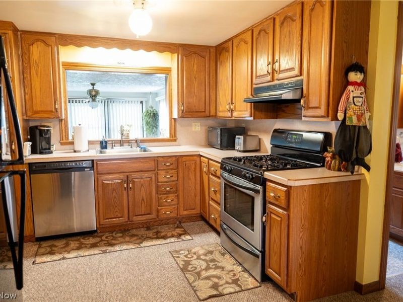 404 Heatherwood Street SW, North Canton, OH 44720 Photo 9