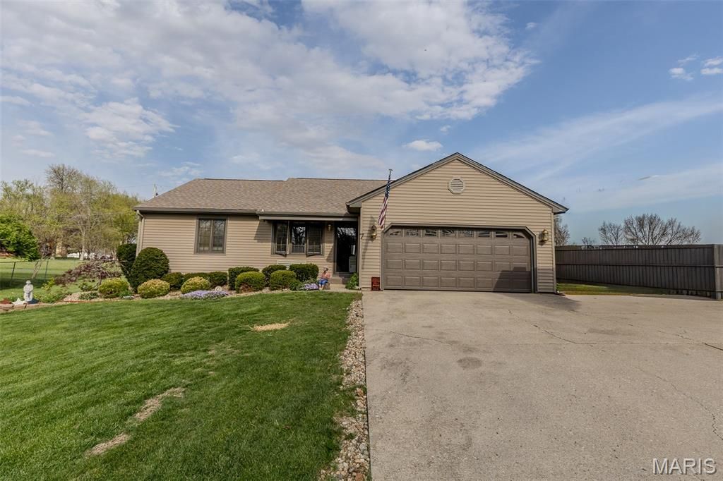 7 Hickory Lane, Carlinville, IL 62626 Main Photo