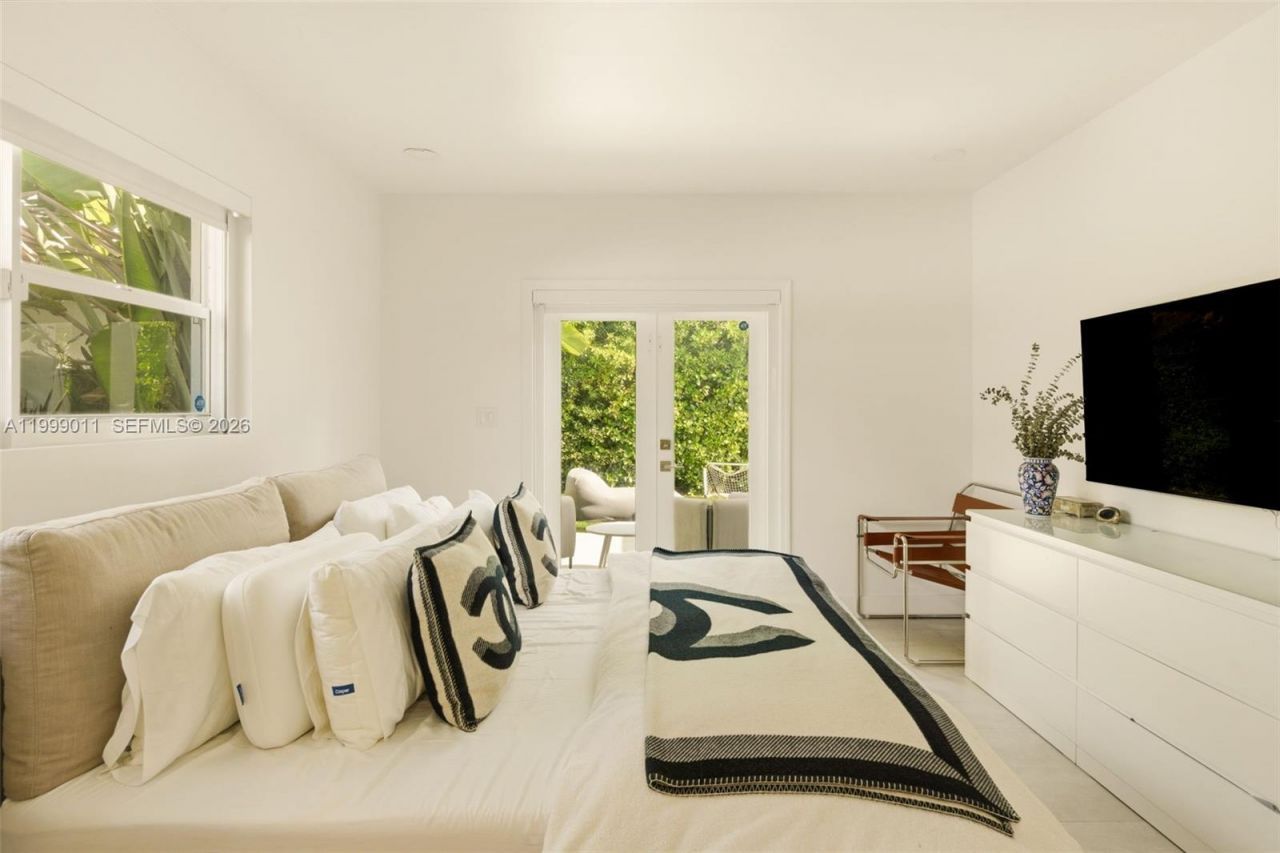 725 W 51st St, Miami Beach, FL 33140 Photo