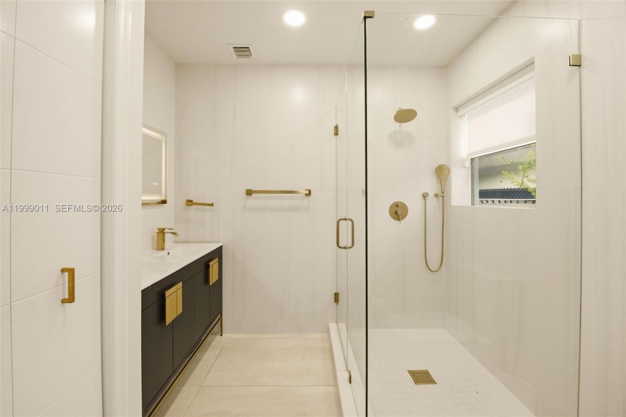 725 W 51st St, Miami Beach, FL 33140 Photo