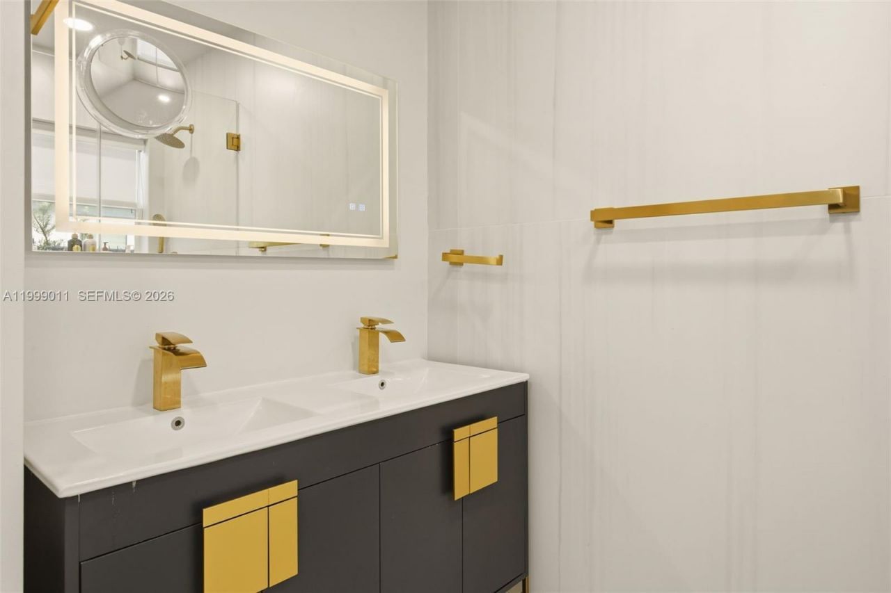 725 W 51st St, Miami Beach, FL 33140 Photo