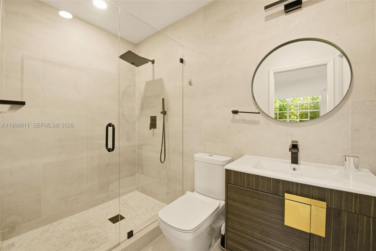 725 W 51st St, Miami Beach, FL 33140 Photo