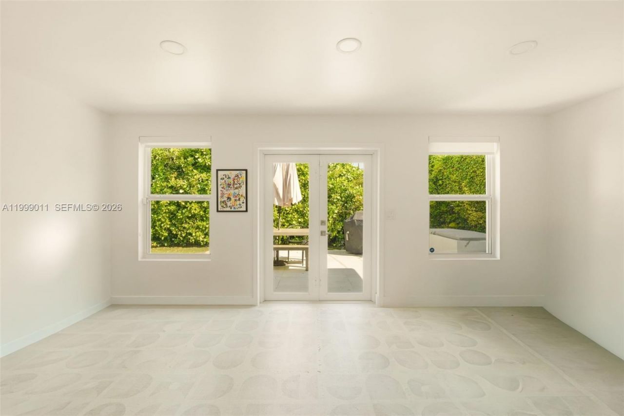 725 W 51st St, Miami Beach, FL 33140 Photo