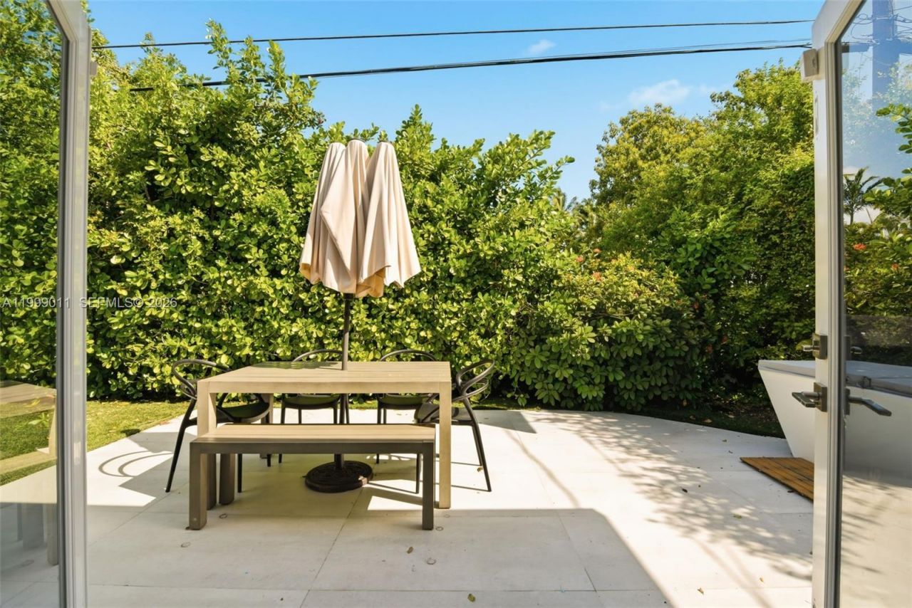 725 W 51st St, Miami Beach, FL 33140 Photo