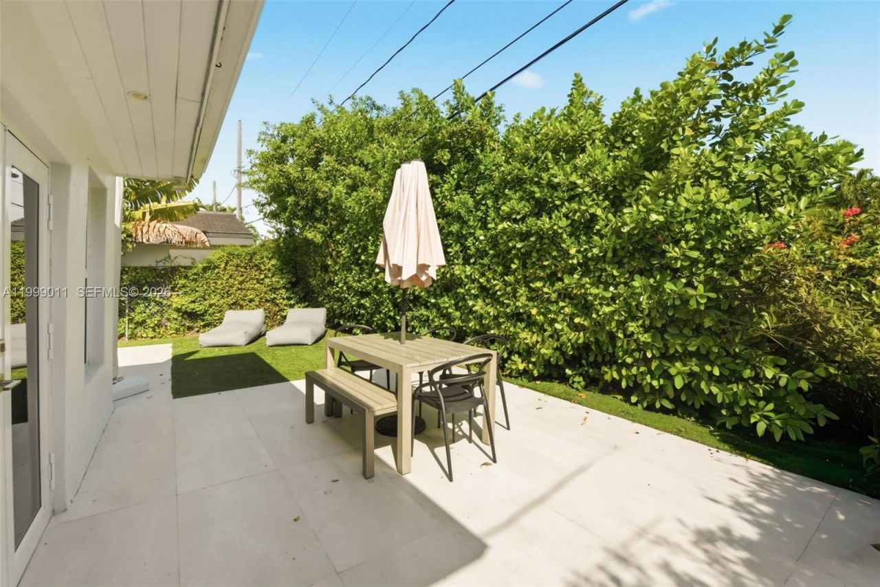 725 W 51st St, Miami Beach, FL 33140 Photo