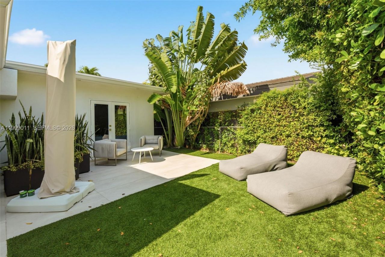 725 W 51st St, Miami Beach, FL 33140 Photo