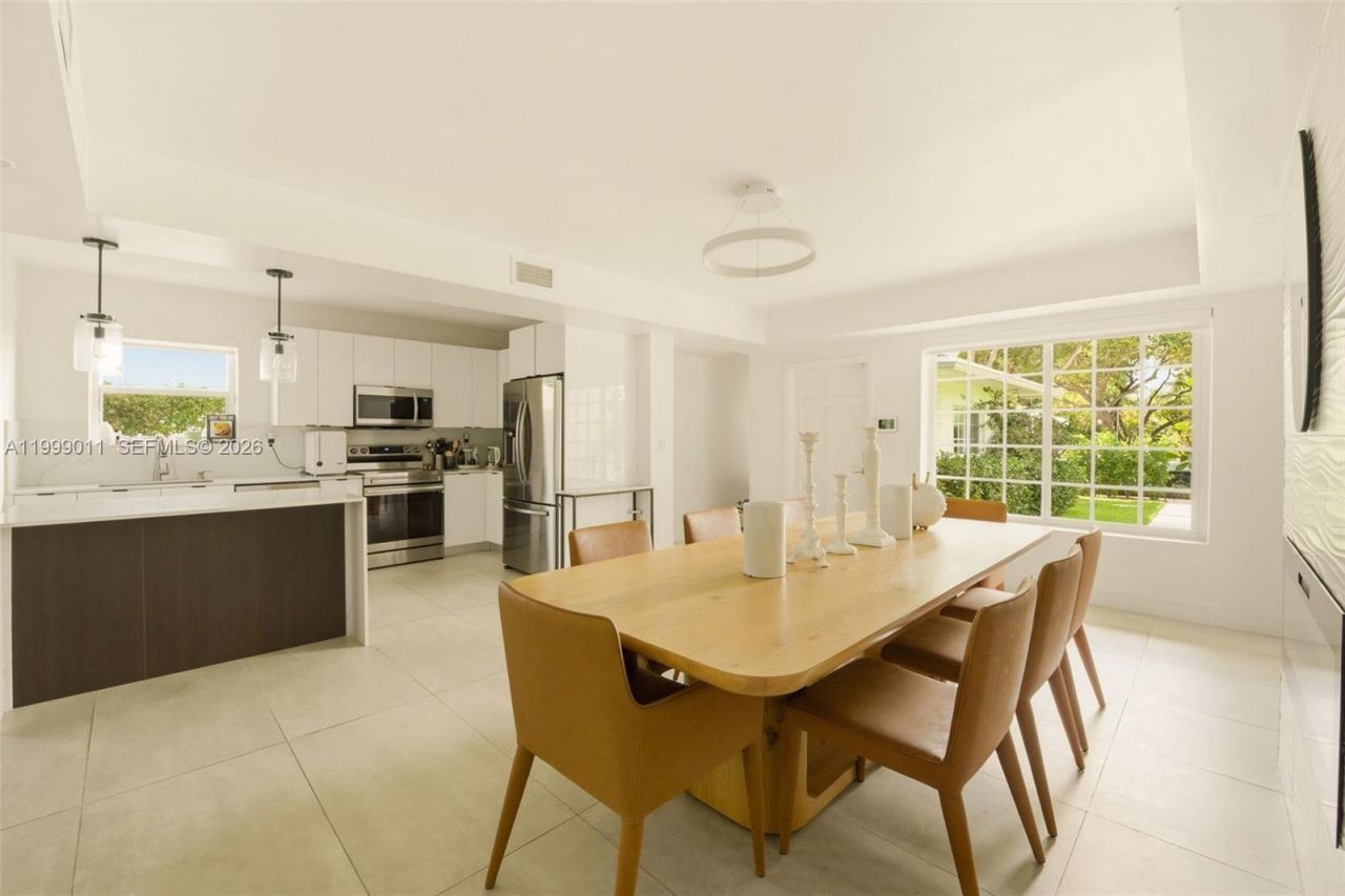 725 W 51st St, Miami Beach, FL 33140 Photo