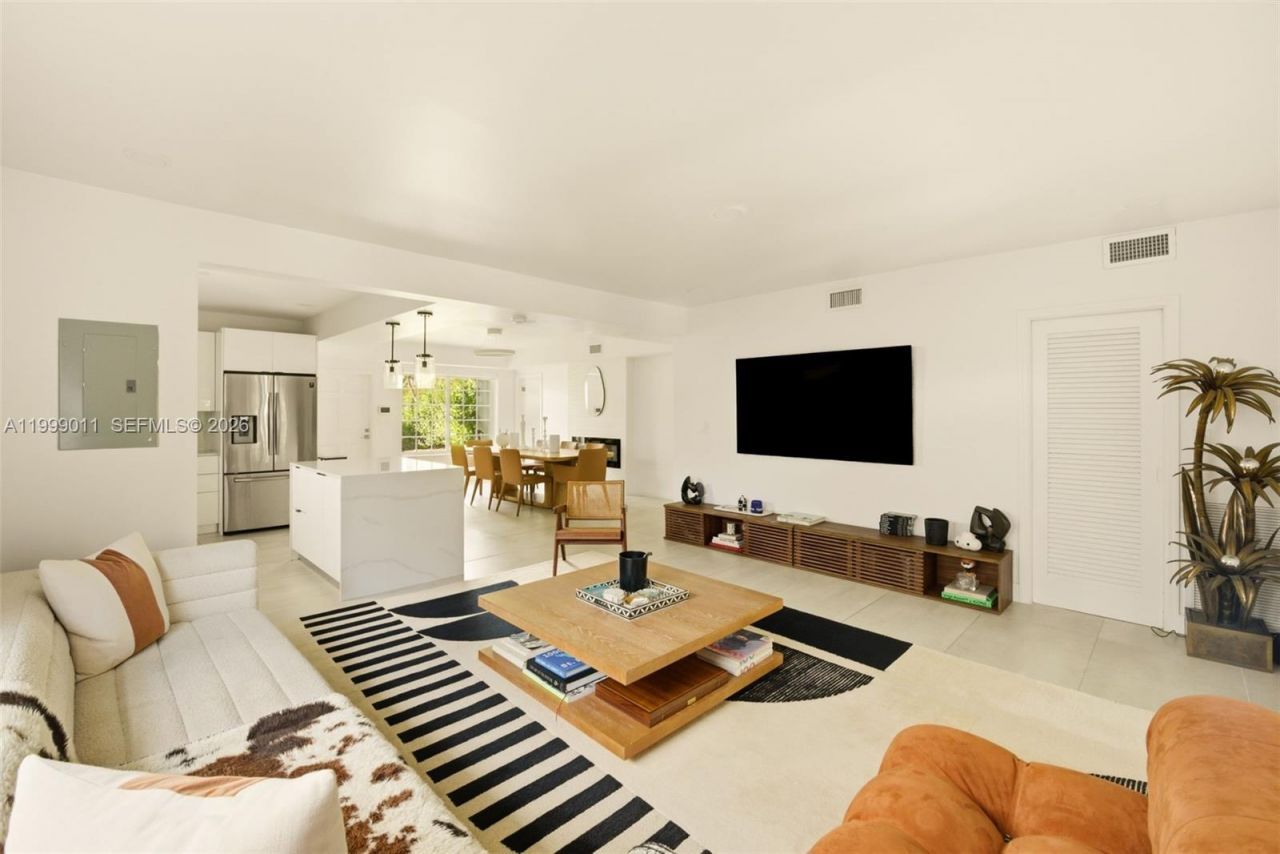 725 W 51st St, Miami Beach, FL 33140 Photo