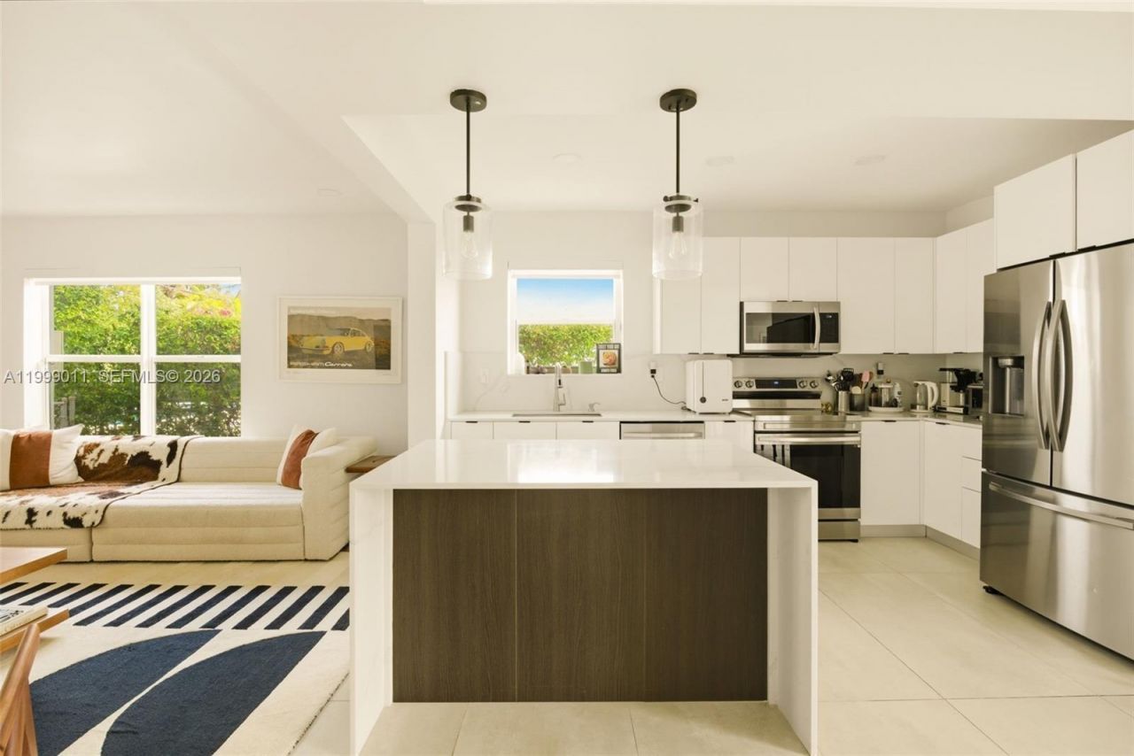 725 W 51st St, Miami Beach, FL 33140 Photo