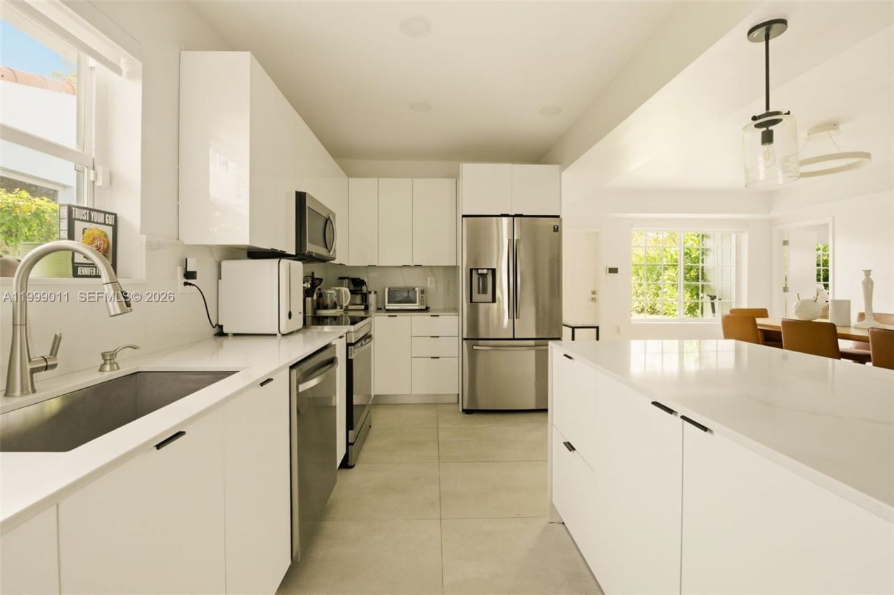 725 W 51st St, Miami Beach, FL 33140 Photo